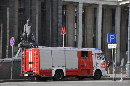 Задымление на Сокольнической ветке московского метро. На снимке: пожарная автомашина  у входа на станцию метро `Библиотека им. В.И.Ленина