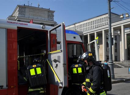 Задымление на Сокольнической ветке московского метро. На снимке: пожарные у станции метро `Библиотека им. В.И.Ленина`