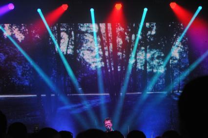 Клуб  `Event Hall Shelk`. Вечеринка, посвященная 20-летию группы `Ван Моо`. На снимке: шоумен Александр Пушной