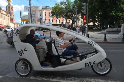 Велорикша на улицах Москвы.