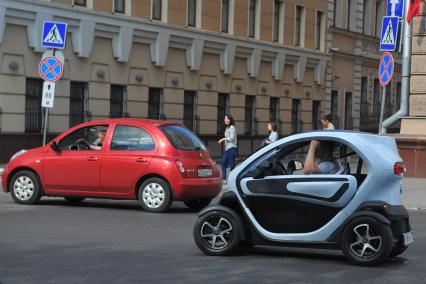 Автомобиль модельного ряда  Smart  на улицах Москвы.