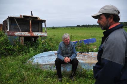 В Костромской области безнадёжный колхоз `Ветлуга`стал приносить прибыль. Возглавила хозяйство 24-летняя выпускница аграрного ВУЗа Н. Оленёва. На снимке: колхозники.