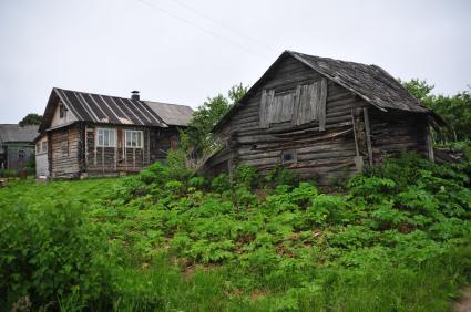 В Костромской области безнадёжный колхоз `Ветлуга`стал приносить прибыль. Возглавила хозяйство 24-летняя выпускница аграрного ВУЗа Н. Оленёва. На снимке: жилые дома на территории колхоза `Ветлуга`