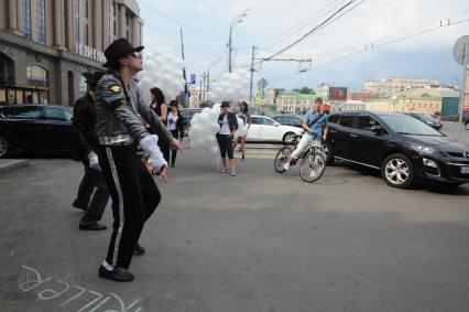 Новинский бульвар д.25. 4-я годовщина со дня смерти певца Майкла Джексона.  Акция `Миллион свечей в память о Майкле Джексоне`.  На снимке:  поклонники певца.