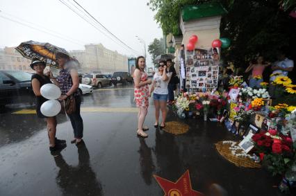 Новинский бульвар д.25. 4-я годовщина со дня смерти певца Майкла Джексона.  Акция `Миллион свечей в память о Майкле Джексоне`.  На снимке:  поклонники певца.