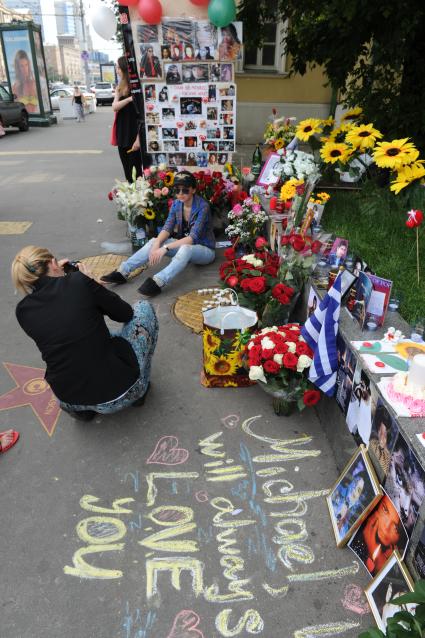 Новинский бульвар д.25. 4-я годовщина со дня смерти певца Майкла Джексона.  Акция `Миллион свечей в память о Майкле Джексоне`.  На снимке:  цветы и свечи у Стены памяти.