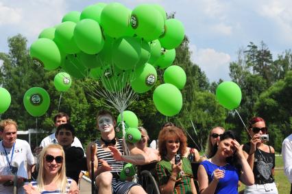 Пансионат Союза театральных деятелей. Завершение работы VII Международной летней театральной школы СТД РФ. На снимке: клоун с воздушными шарами.