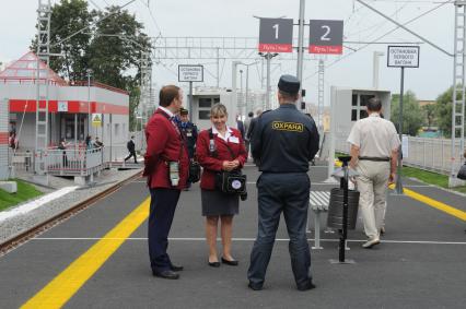 В Москве открылась железнодорожная платформа `Новопеределкино`. На снимке: кассиры-контролеры.