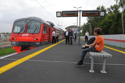 В Москве открылась железнодорожная платформа `Новопеределкино`. На снимке: прибывший экспресс-электропоезд.