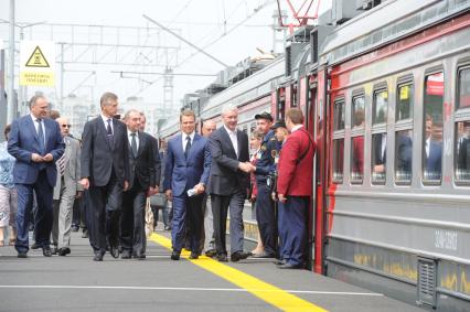 В Москве открылась железнодорожная платформа `Новопеределкино`. На снимке: врио мэра Москвы Сергей Собянин (в центре) и  и.о. руководителя Департамента транспорта и развития дорожно-транспортной инфраструктуры Москвы Максим Ликсутов (справа).