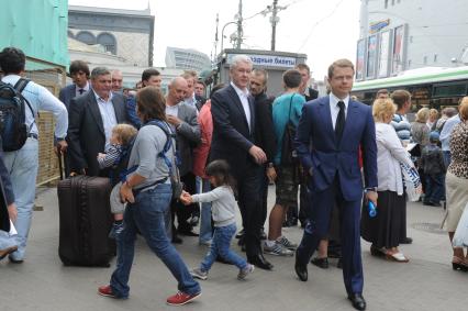 На снимке: врио мэра Москвы Сергей Собянин (в центре) и  и.о. руководителя Департамента транспорта и развития дорожно-транспортной инфраструктуры Москвы Максим Ликсутов (справа) на Киевском вокзале, куда прибыли после открытия железнодорожной станции `Новопеределкино`.