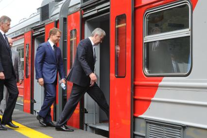 В Москве открылась железнодорожная платформа `Новопеределкино`. На снимке:  и.о. руководителя Департамента транспорта и развития дорожно-транспортной инфраструктуры Москвы Максим Ликсутов (в центре) и врио мэра Москвы Сергей Собянин (справа).