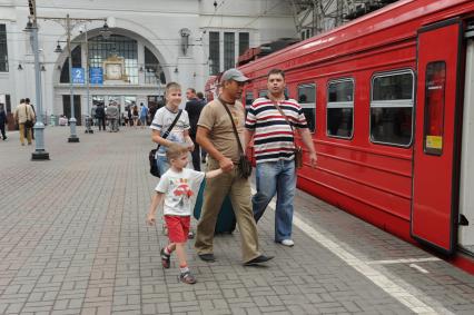 Платофрма железнодорожной станции `Москва-Киевская`. На снимке: пассажиры на перроне.