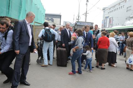 На снимке: врио мэра Москвы Сергей Собянин (в центре) и  и.о. руководителя Департамента транспорта и развития дорожно-транспортной инфраструктуры Москвы Максим Ликсутов (справа) на Киевском вокзале, куда прибыли после открытия железнодорожной станции `Новопеределкино`.