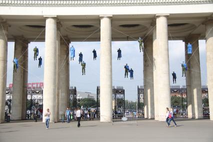 Празднования Дня ВДВ. На снимке: резиновые фигуры десантников висят на воротах входа в Парк Горького.