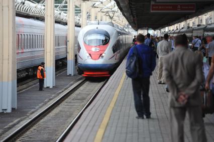 Перрон Ленинградского вокзала. На снимке: Ленинградский вокзал. На снимке: высокоскоростной пассажирский поезд `Сапсан`.