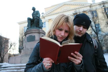 На снимке: студенты у памятника Ломоносову перед зданием МГУ факультета журналистики на Моховой.