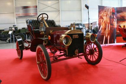 XVI Олдтаймер галерея Ильи Сорокина в Крокус Экспо. На снимке: автомобиль Ford Model T.