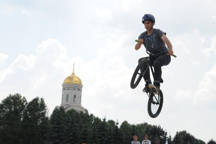 Поклонная гора. Фестиваль `Спортивный город`, посвященный Дню Молодежи. На снимке: маунтинбайк