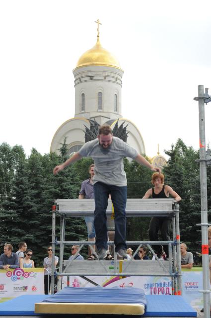 Поклонная гора. Фестиваль `Спортивный город`, посвященный Дню Молодежи. На снимке: трикинг.