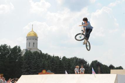 Поклонная гора. Фестиваль `Спортивный город`, посвященный Дню Молодежи. На снимке: маунтинбайк