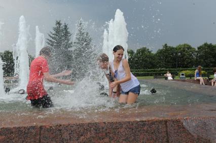 Подростки в фонтане.