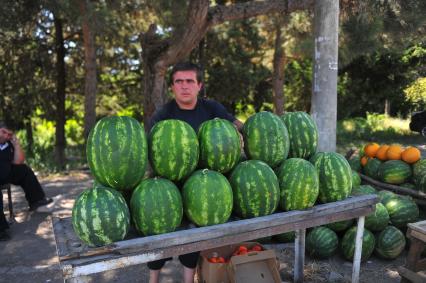 Уличная торговля. На снимке: продажа арбузов.