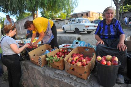 Уличная торговля. На снимке: продажа фруктов.