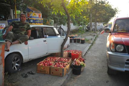 Уличная торговля. На снимке: продажа фруктов.