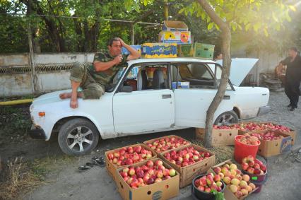 Уличная торговля. На снимке: продажа фруктов.