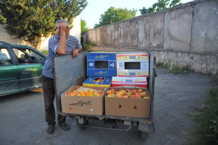 Уличная торговля. На снимке: продажа персиков.