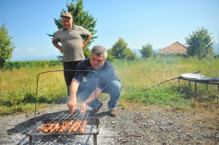 Приготовление шашлыка.