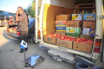 Уличная торговля. На снимке: продажа фруктов.