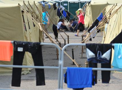 2-ой Иртышский проезд. Палаточный лагерь для временного содержания нелегальных мигрантов, ожидающих депортации на родину. На снимке: вещи мигрантов, висящие на ограждениях для просушивания.