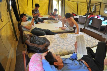 2-ой Иртышский проезд. Палаточный лагерь для временного содержания нелегальных мигрантов, ожидающих депортации на родину. На снимке: мигранты играют в карты.