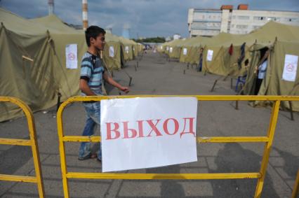 2-ой Иртышский проезд. Палаточный лагерь для временного содержания нелегальных мигрантов, ожидающих депортации на родину.