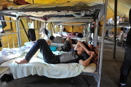2-ой Иртышский проезд. Палаточный лагерь для временного содержания нелегальных мигрантов, ожидающих депортации на родину. На снимке: мигранты спят на койках.