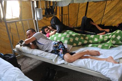 2-ой Иртышский проезд. Палаточный лагерь для временного содержания нелегальных мигрантов, ожидающих депортации на родину. На снимке: мигранты спят на койках.