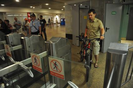 Корреспондент `КП` Олег Адамович с велосипедом в метро.