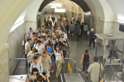 Московский метрополитен. Станция `Парк Культуры`. На снимке: пассажиры метро подымаются на эскалаторе.