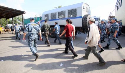 рейд ОМОН по рынку с гастарбайтерами