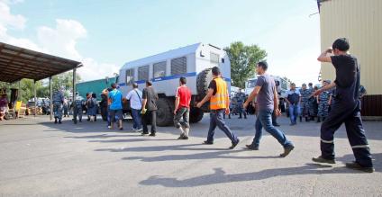 рейд ОМОН по рынку с гастарбайтерами