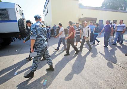 рейд ОМОН по рынку с гастарбайтерами