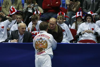 Кубок Европы по дзюдо в Лужниках. На снимке: президент РФ Владимир Путин (справа) и его тренер по дзюдо Анатолий Рахлин.