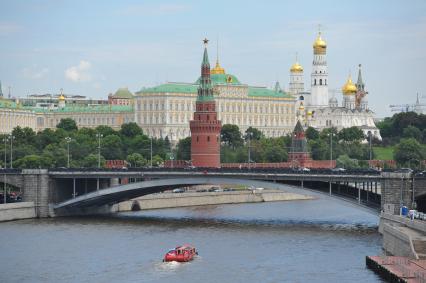 Москва-река. Московский Кремль.