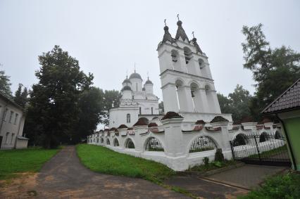 Усадьбы Большие Вяземы, входящая в комплекс Государственного историко-литературного музея-заповедника А. С. Пушкина. На снимке: Спасо-Преображенский собор.