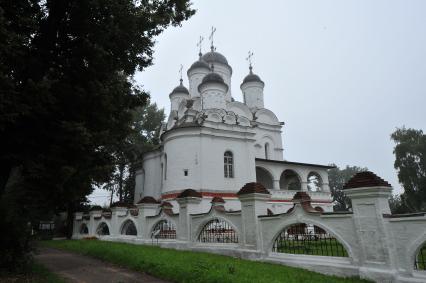 Усадьбы Большие Вяземы, входящая в комплекс Государственного историко-литературного музея-заповедника А. С. Пушкина. На снимке: Спасо-Преображенский собор.