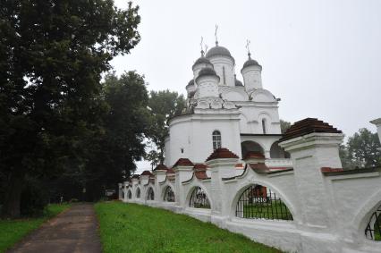 Усадьбы Большие Вяземы, входящая в комплекс Государственного историко-литературного музея-заповедника А. С. Пушкина. На снимке: Спасо-Преображенский собор.