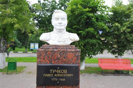 Поселок Тучково. На снимке: мемориал, посвященный героям войны 1812 года братьям Тучковым. На снимке: мемориальный бюст П.А.Тучкова.