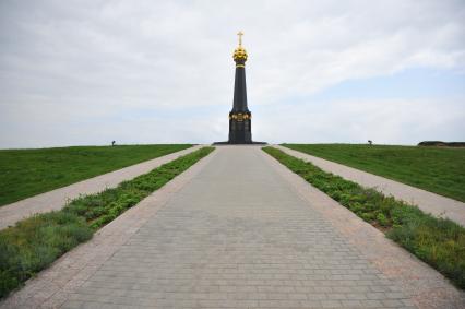 Бородино. Бородинское поле. На снимке: главный монумент русским воинам, героям Бородинского сражения 1812 года, на батарее Раевского.